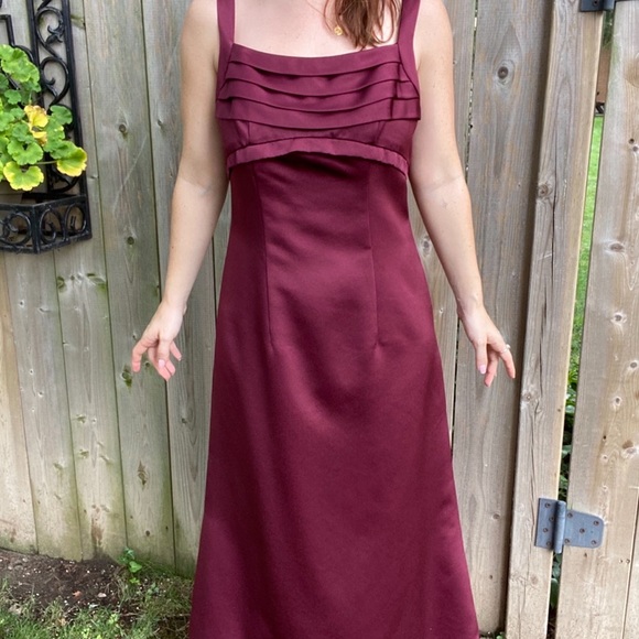 Wine coloured formal dress - Picture 4 of 9